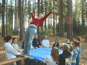 Permainan-dan-Simulasi-Outbound-Trust-Fall-2